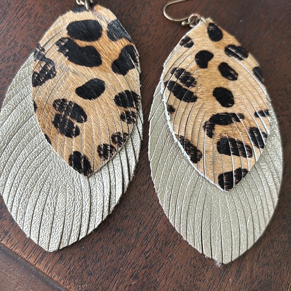 LEATHER FEATHER STYLE EARRINGS